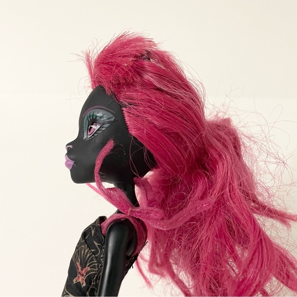 Monster High Catty Noir Doll - Picture 7 of 16